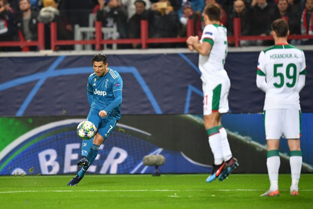 Biểu cảm cực hài hước của Ronaldo khi chứng kiến đồng đội cướp một bàn thắng mười mươi - Ảnh 1.