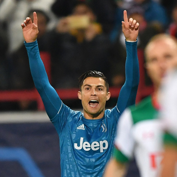 Biểu cảm cực hài hước của Ronaldo khi chứng kiến đồng đội cướp một bàn thắng mười mươi - Ảnh 3.