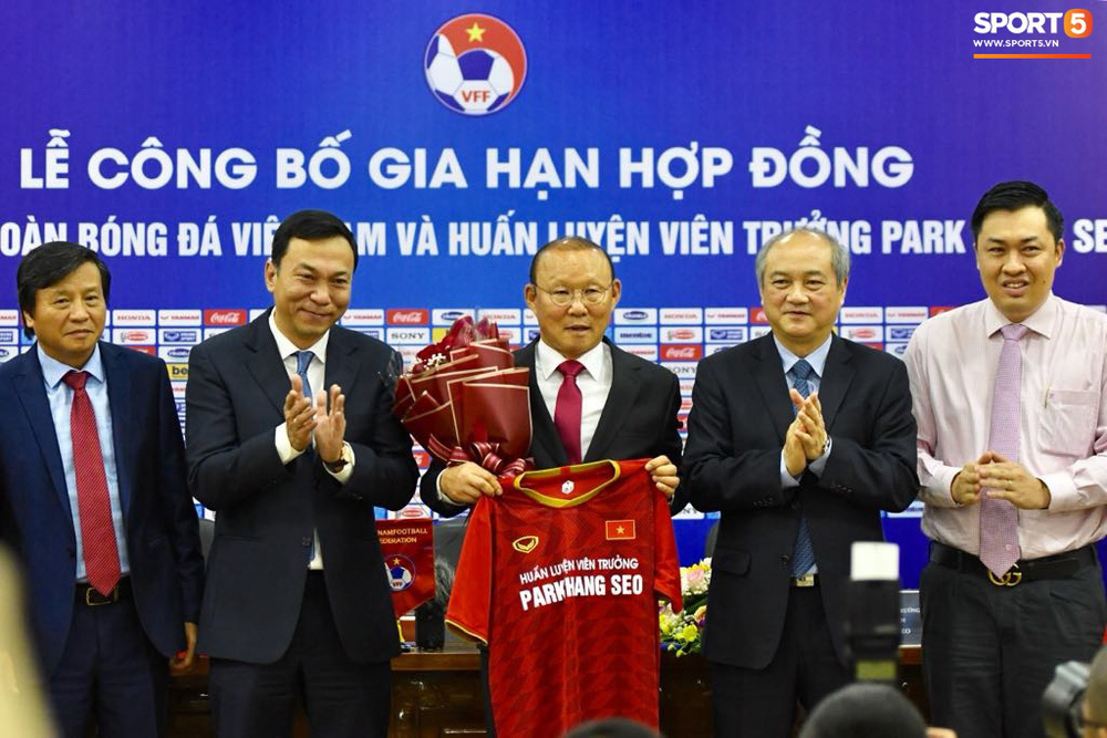 HLV Park Hang-seo nói cảm ơn bằng tiếng Việt, tự hỏi liệu đây có phải lần cuối cùng ký hợp đồng với VFF hay không - Ảnh 3.