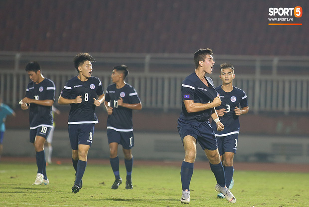U19 Việt Nam thắng dễ U19 Guam 4-1, phù thủy trắng vẫn nổi điên trong ca-bin đội nhà - Ảnh 6.