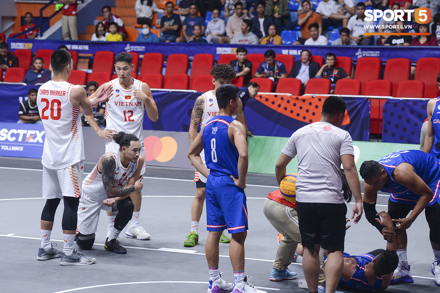 Tình huống dùng cáng cứu thương đầu tiên trong bộ môn bóng rổ tại SEA Games 30: Quá cố gắng ngăn cản Việt Nam giành chiến thắng, cầu thủ Campuchia phải rời sân trong đau đớn - Ảnh 4.