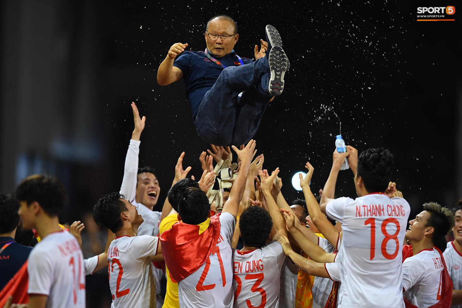 Khoảnh khắc lịch sử: Quốc ca Việt Nam lần đầu vang lên trên bục vinh quang môn bóng đá nam SEA Games - Ảnh 5.