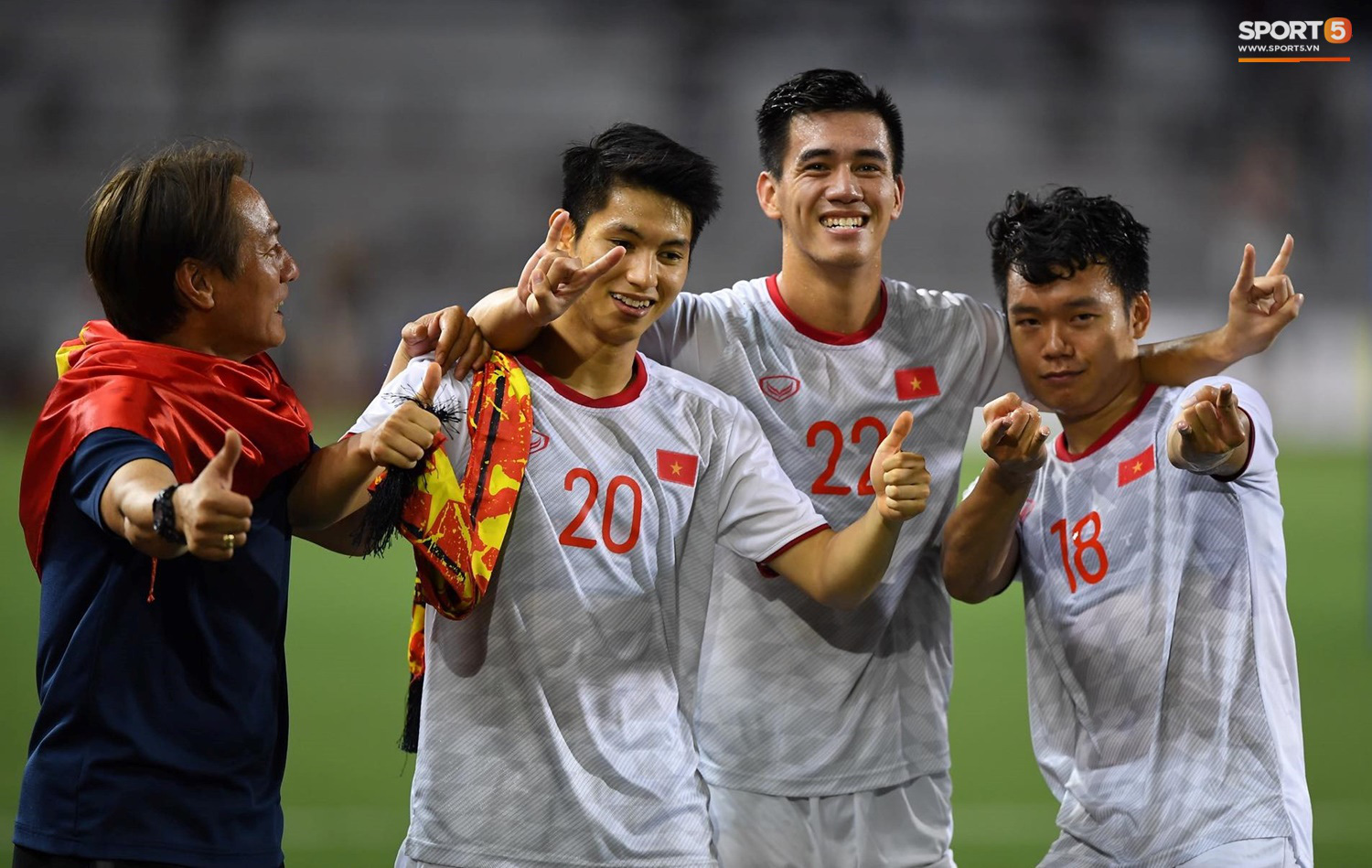 U22 Việt Nam ăn mừng cực cảm xúc khi vô địch SEA Games 30 - Ảnh 6.