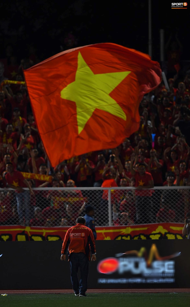 U22 Việt Nam ăn mừng cực cảm xúc khi vô địch SEA Games 30 - Ảnh 9.