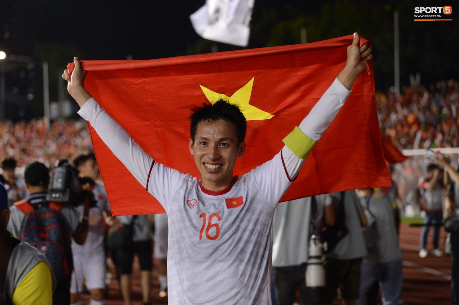 U22 Việt Nam ăn mừng cực cảm xúc khi vô địch SEA Games 30 - Ảnh 11.