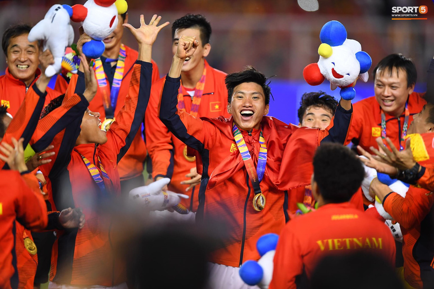 Khoảnh khắc lịch sử: Quốc ca Việt Nam lần đầu vang lên trên bục vinh quang môn bóng đá nam SEA Games - Ảnh 3.