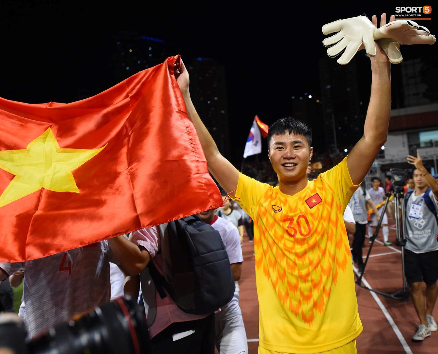 U22 Việt Nam ăn mừng cực cảm xúc khi vô địch SEA Games 30 - Ảnh 12.