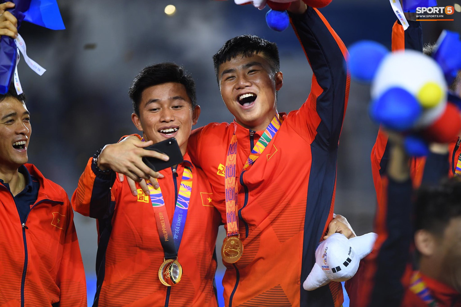 Khoảnh khắc lịch sử: Quốc ca Việt Nam lần đầu vang lên trên bục vinh quang môn bóng đá nam SEA Games - Ảnh 4.