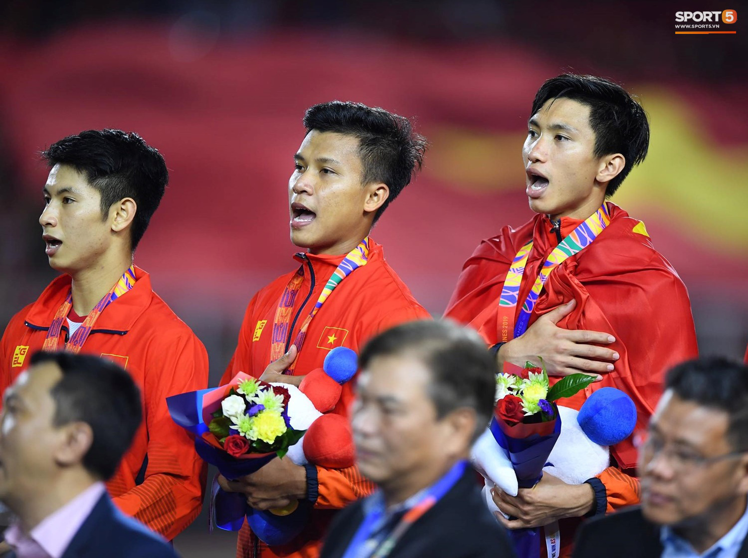Khoảnh khắc lịch sử: Quốc ca Việt Nam lần đầu vang lên trên bục vinh quang môn bóng đá nam SEA Games - Ảnh 2.