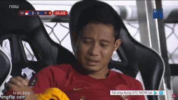 Rời sân vì chấn thương sau pha va chạm với Văn Hậu, ngôi sao sáng nhất Indonesia giàn giụa nước mắt - Ảnh 4.