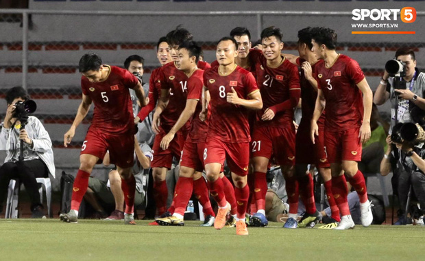 Tiền vệ U22 Việt Nam thích thú khi xem chú chó tiên tri Nhật Bản dự đoán tỷ số trận chung kết SEA Games 30 - Ảnh 9.