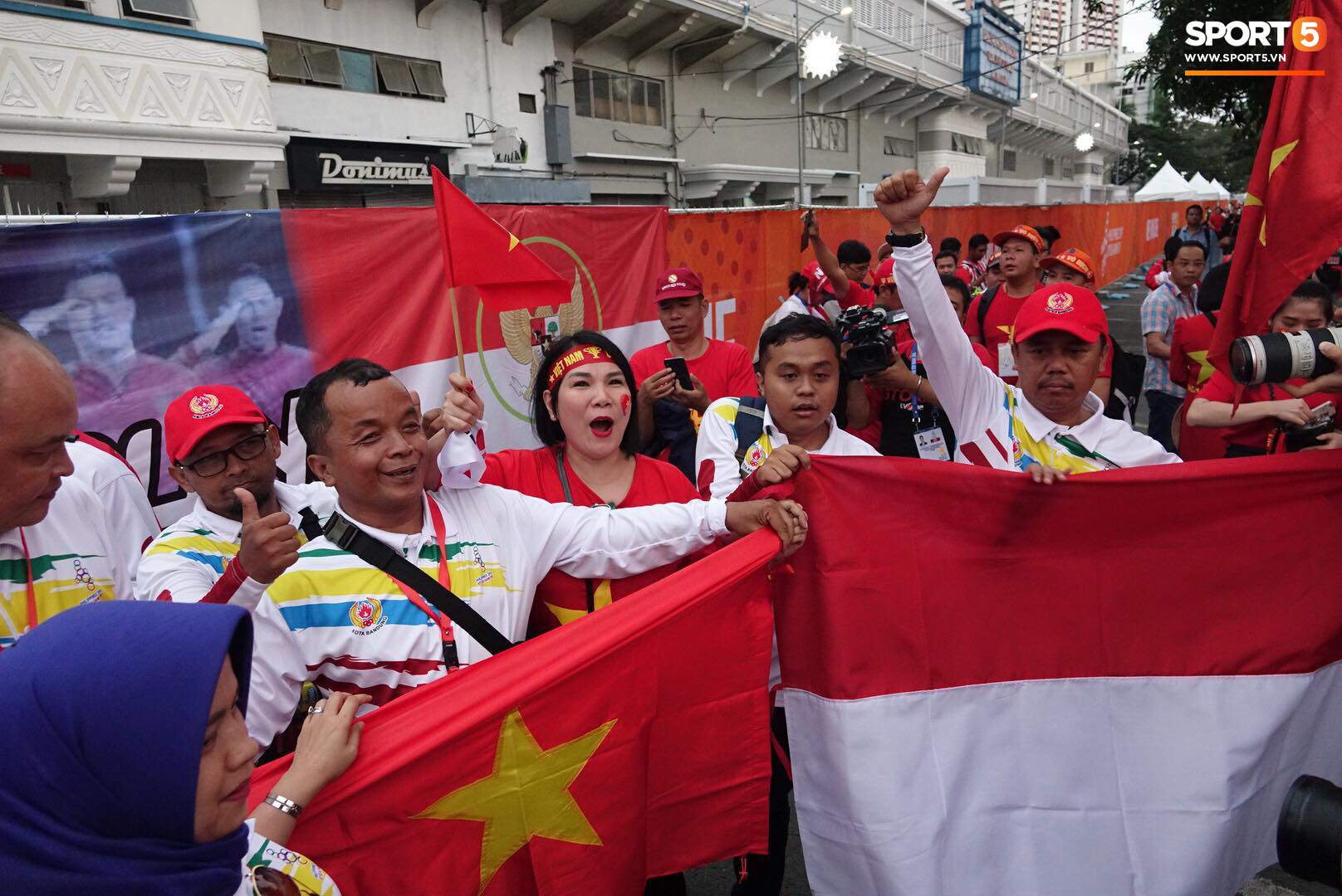 Đội tuyển U22 Việt Nam đã có mặt tại sân, sẵn sàng chinh phục tấm HCV SEA Games - Ảnh 10.