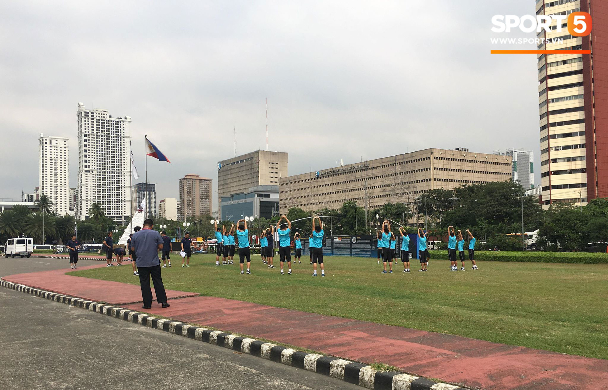 Đội tuyển U22 Việt Nam đã có mặt tại sân, sẵn sàng chinh phục tấm HCV SEA Games - Ảnh 36.