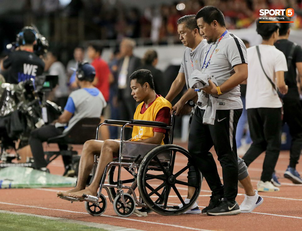 Báo Indonesia: Văn Hậu cố tình đạp vào chân khiến Evan Dimas chấn thương nặng - Ảnh 3.