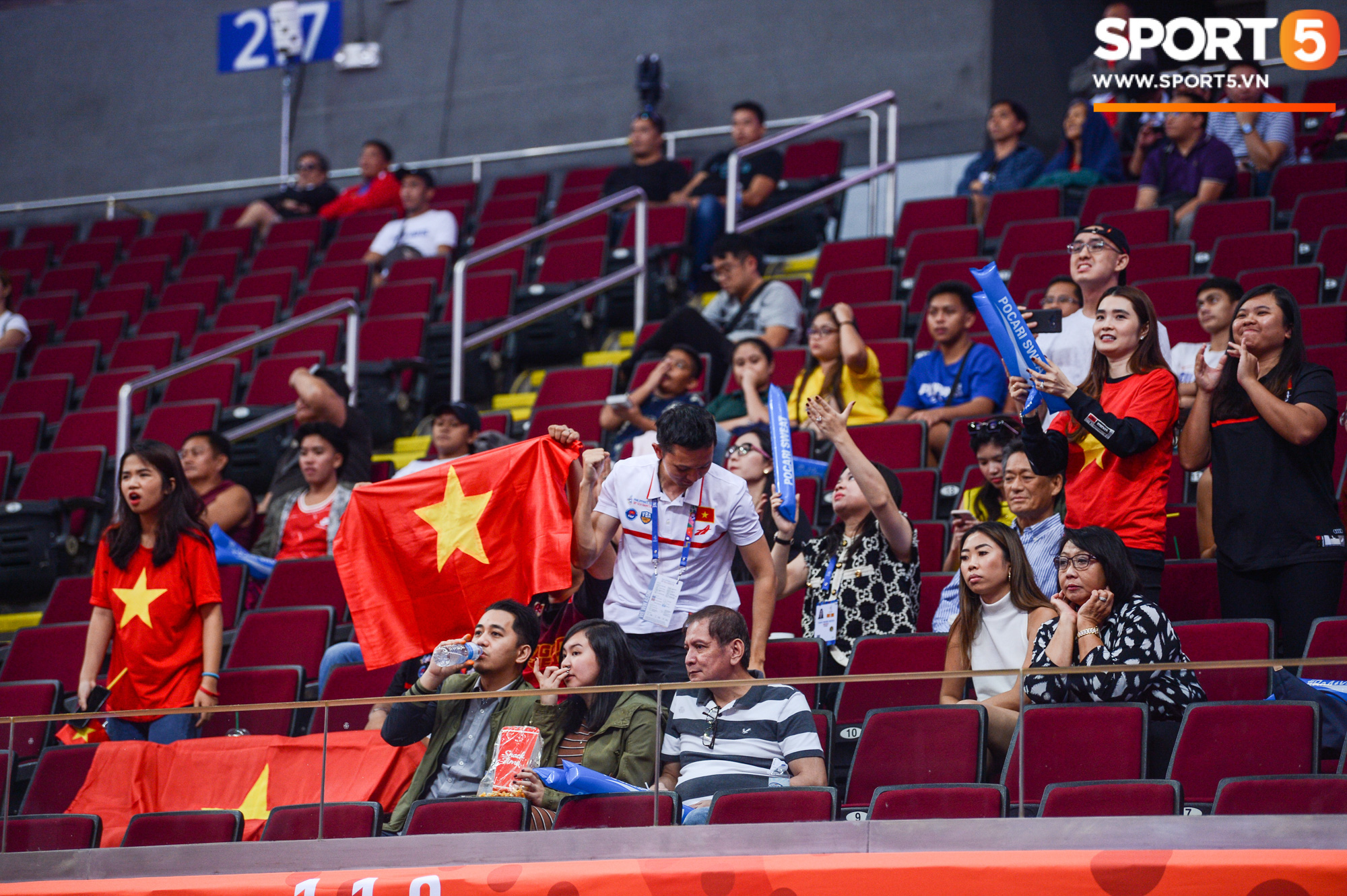 Chùm ảnh: Bật tung cảm xúc khi bóng rổ Việt Nam lần đầu giành tấm huy chương đồng tại SEA Games - Ảnh 4.
