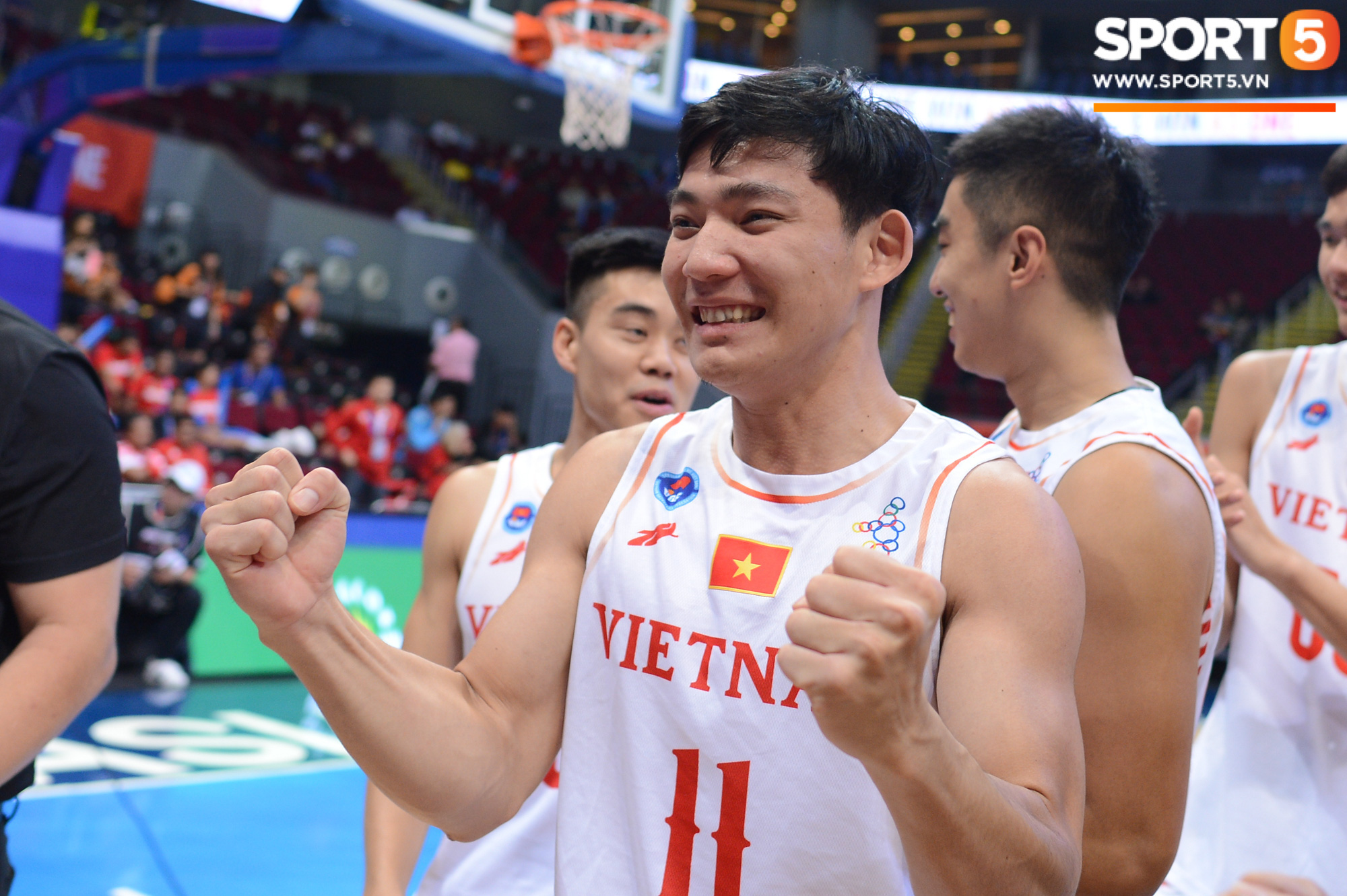 Chùm ảnh: Bật tung cảm xúc khi bóng rổ Việt Nam lần đầu giành tấm huy chương đồng tại SEA Games - Ảnh 8.