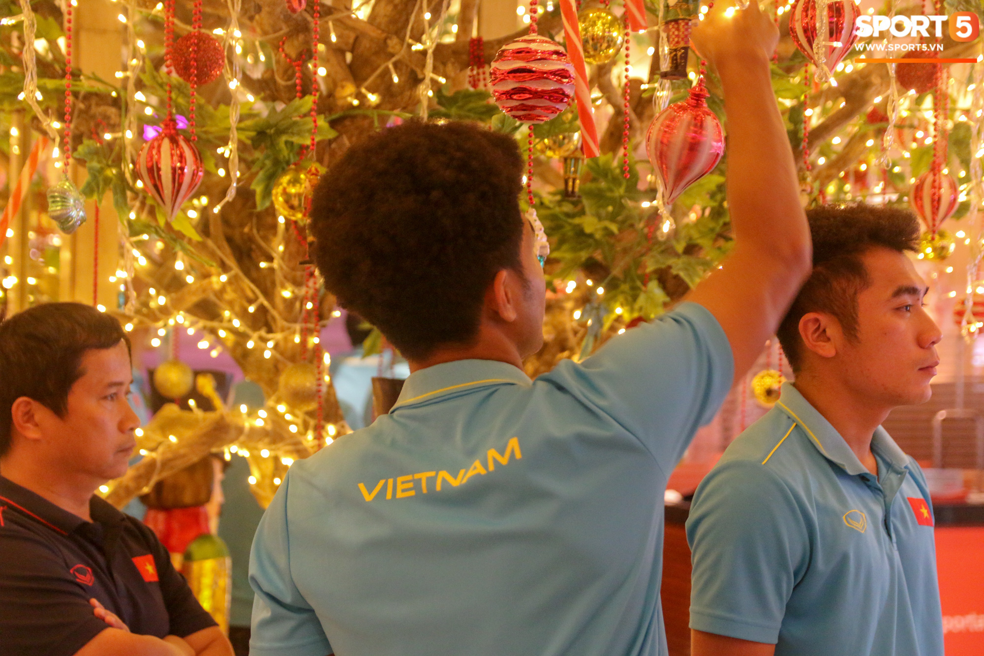 Đội tuyển U22 Việt Nam đã có mặt tại sân, sẵn sàng chinh phục tấm HCV SEA Games - Ảnh 16.