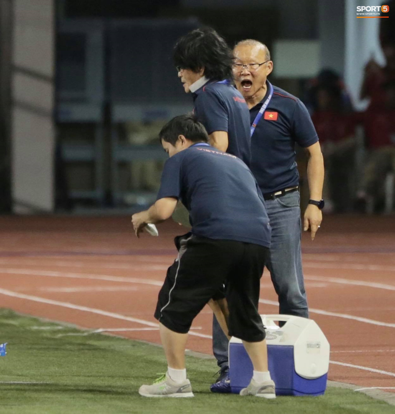 Cầu thủ U22 Việt Nam bật khóc, ôm chặt để tri ân những người thầm lặng, chẳng ai để ý tới - Ảnh 5.