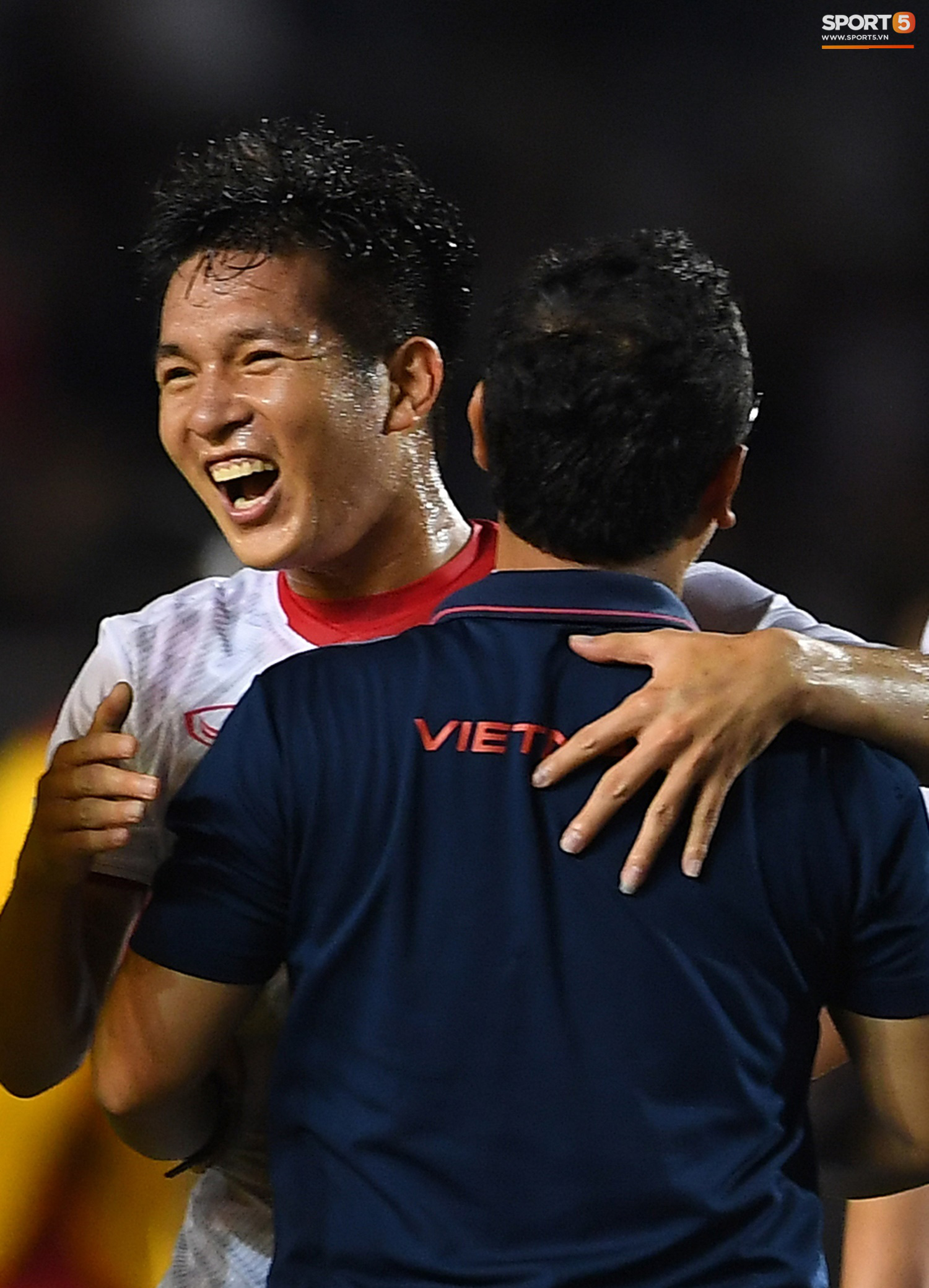 Cầu thủ U22 Việt Nam bật khóc, ôm chặt để tri ân những người thầm lặng, chẳng ai để ý tới - Ảnh 10.