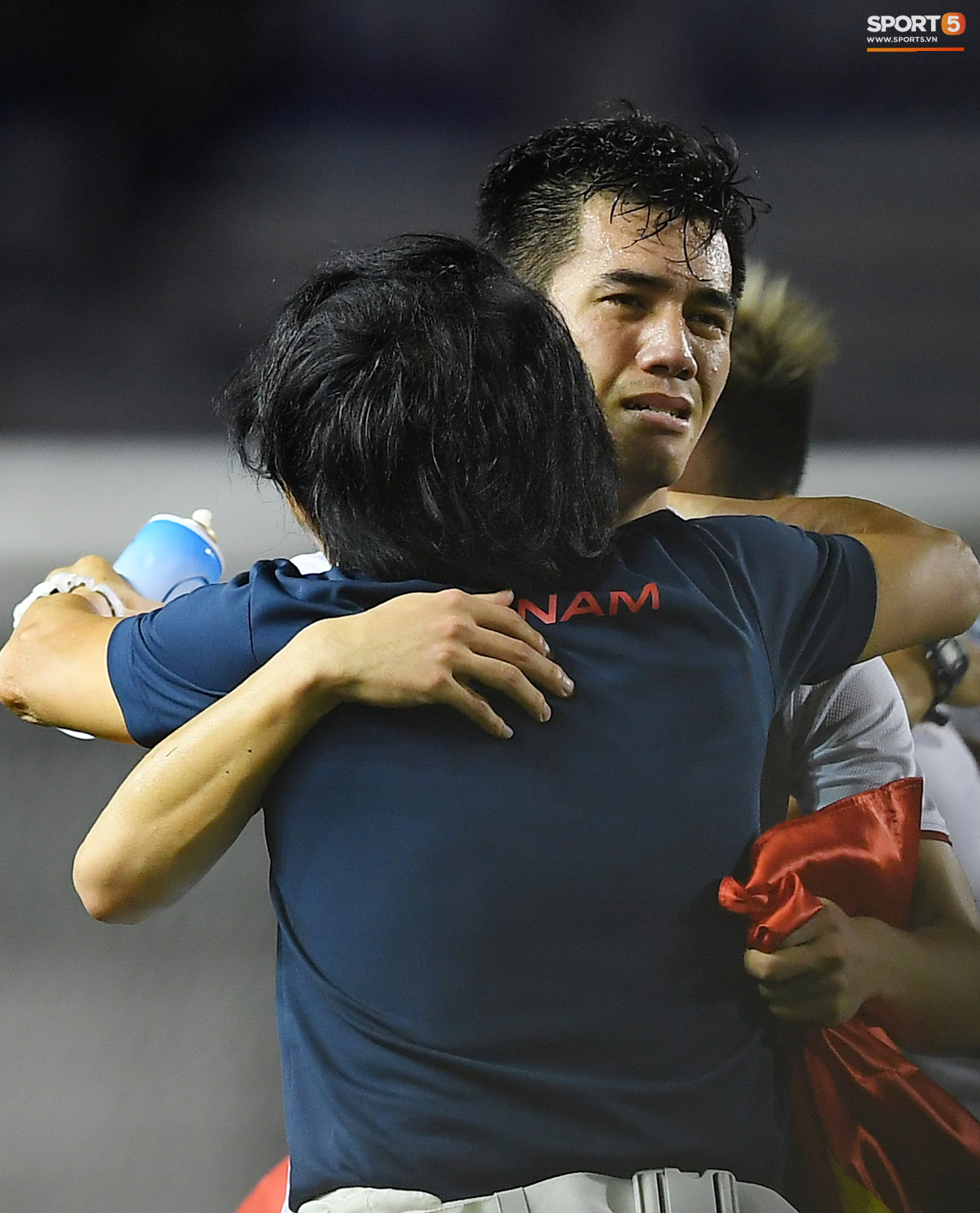Cầu thủ U22 Việt Nam bật khóc, ôm chặt để tri ân những người thầm lặng, chẳng ai để ý tới - Ảnh 1.