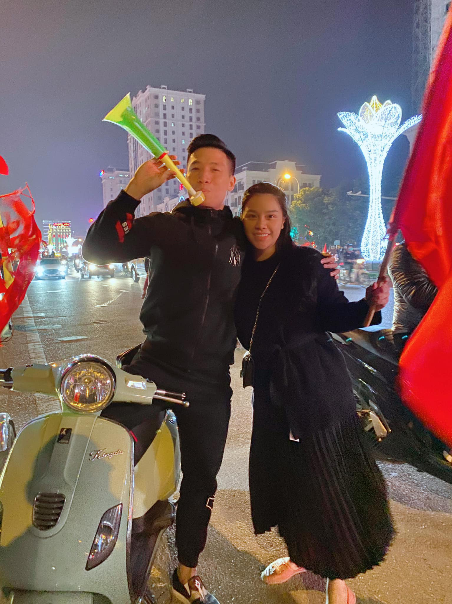 Vợ chồng Tiến Dũng - Khánh Linh cũng lao ra đường đi bão mừng Việt Nam vô địch, fan chỉ thắc mắc: Ai ở nhà trông con - Ảnh 2.
