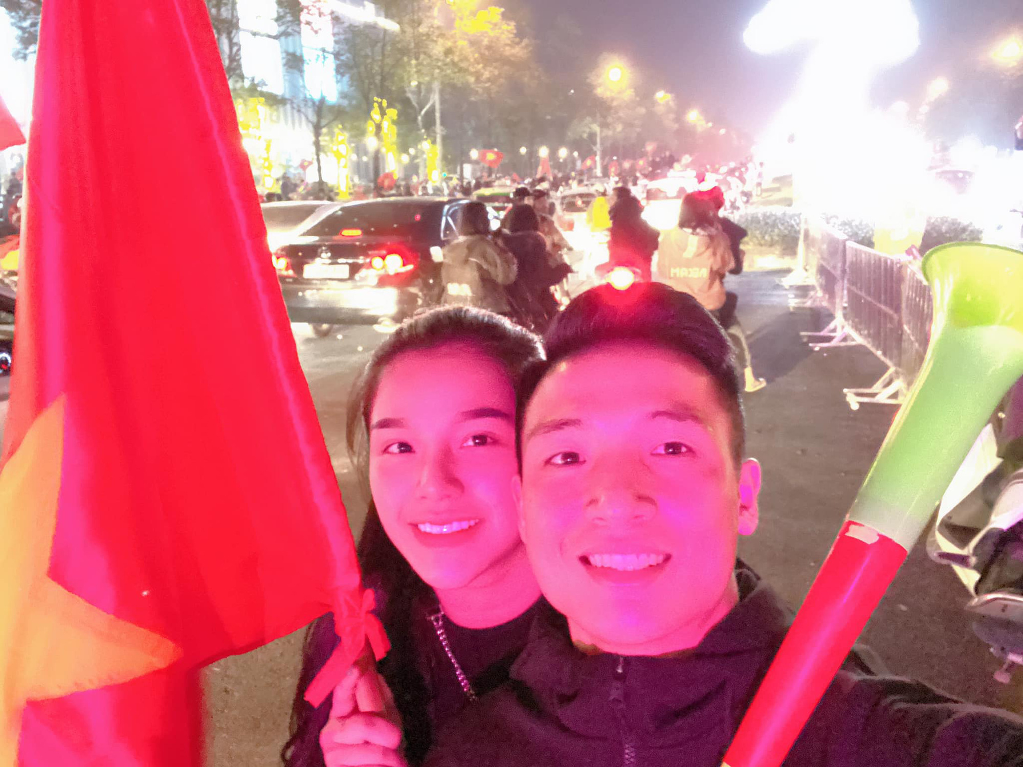 Vợ chồng Tiến Dũng - Khánh Linh cũng lao ra đường đi bão mừng Việt Nam vô địch, fan chỉ thắc mắc: Ai ở nhà trông con - Ảnh 1.