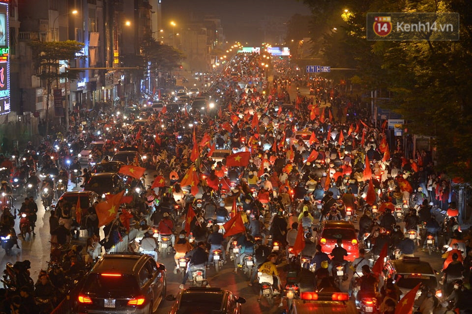 Mạng xã hội thể thao hàng đầu thế giới choáng ngợp với hình ảnh đi bão của người dân Việt Nam - Ảnh 1.