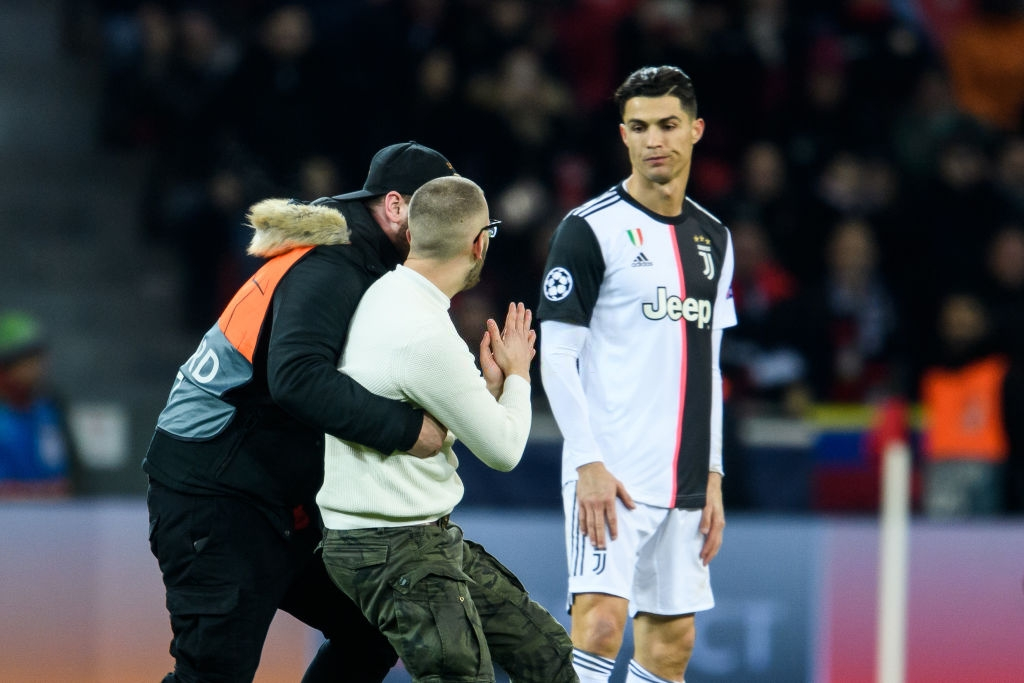 Ronaldo lần đầu nổi điên vì bị fan hâm mộ dúi đầu đòi chụp ảnh, nhưng xem kỹ mới thấy thủ phạm là nhân vật khác - Ảnh 5.
