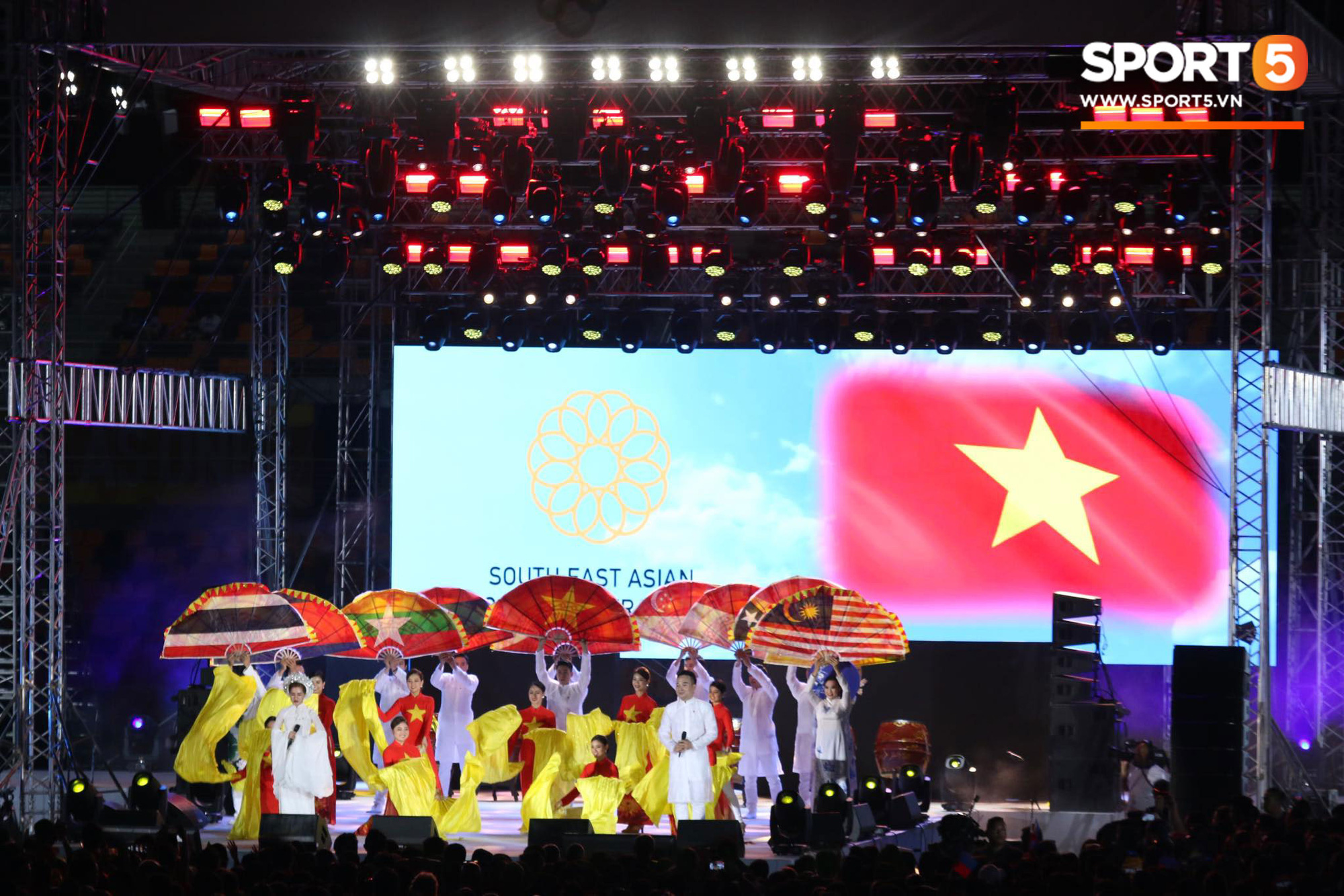 Bế mạc SEA Games 30: Việt Nam nhận cờ đăng cai Đại hội thể thao Đông Nam Á lần thứ 31 - Ảnh 1.