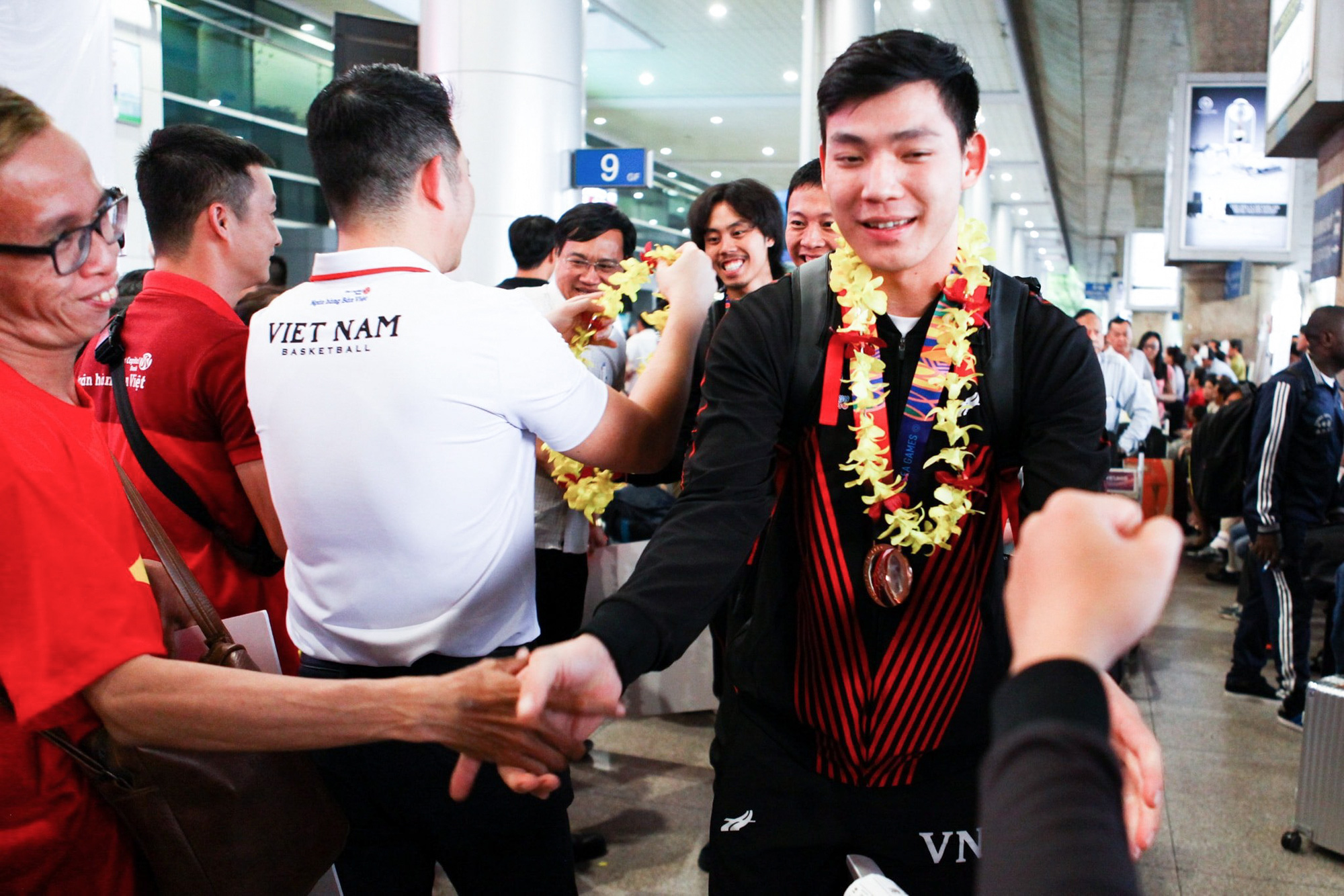 Những người hùng của Bóng rổ Việt Nam trở về trong sự chào đón nồng nhiệt của đông đảo fan hâm mộ - Ảnh 6.