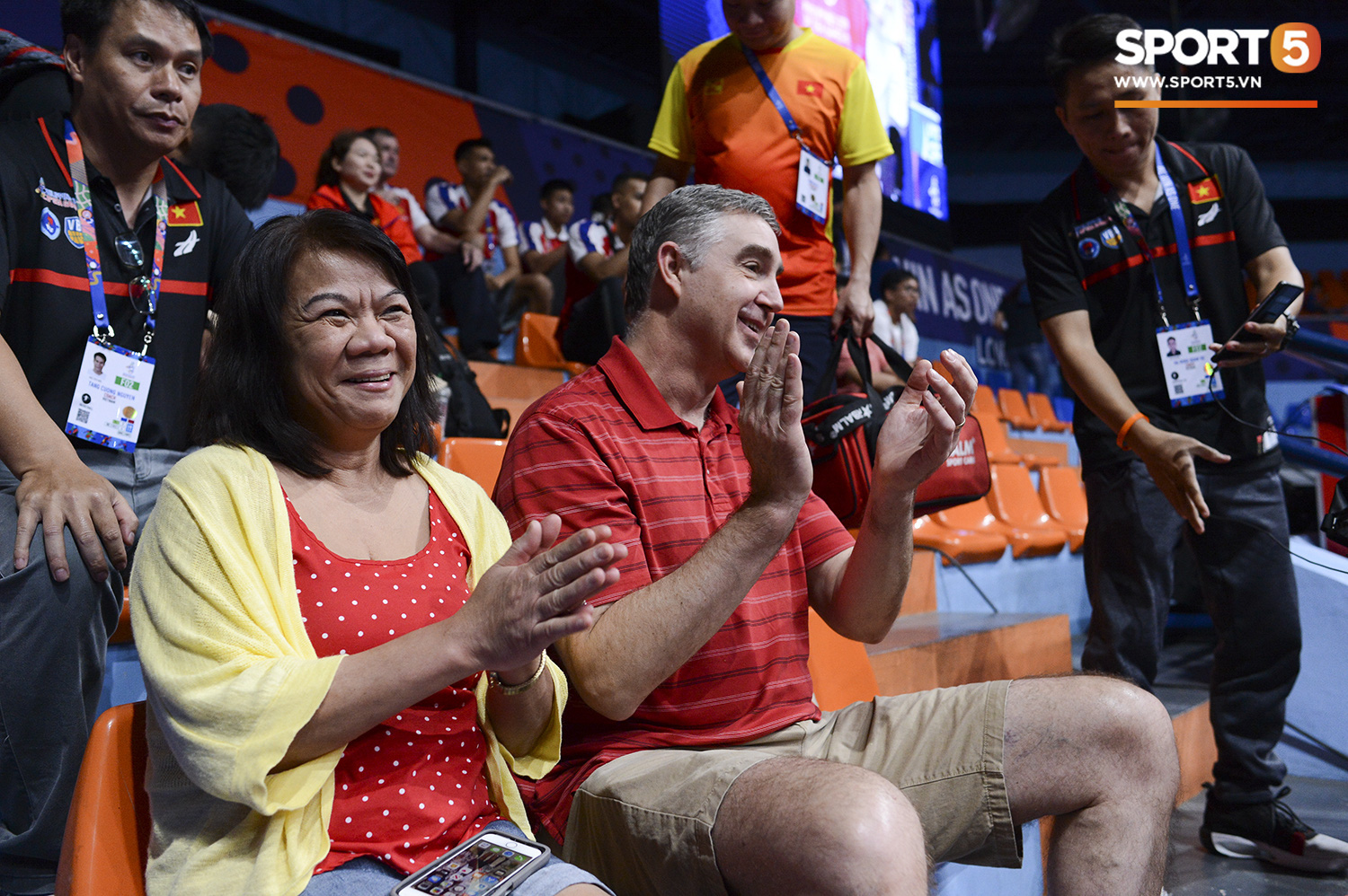 Bố mẹ bay 16 tiếng từ Mỹ sang Philippines cổ vũ, Chris Dierker chơi như lên đồng giúp tuyển bóng rổ Việt Nam thắng 3 trận ở ngày đầu SEA Games - Ảnh 2.