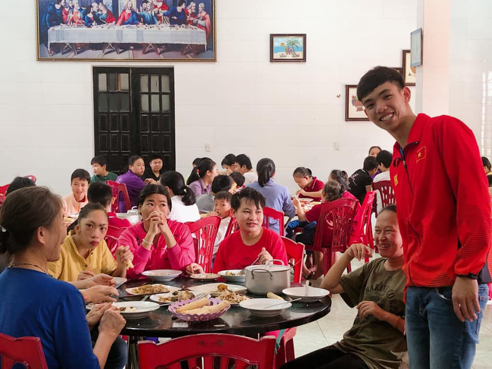 Kình ngư Huy Hoàng đem tiền thưởng SEA Games 30 giúp đỡ trẻ khuyết tật, trẻ mồ côi ở quê nhà có cái Tết ấm áp hơn - Ảnh 2.