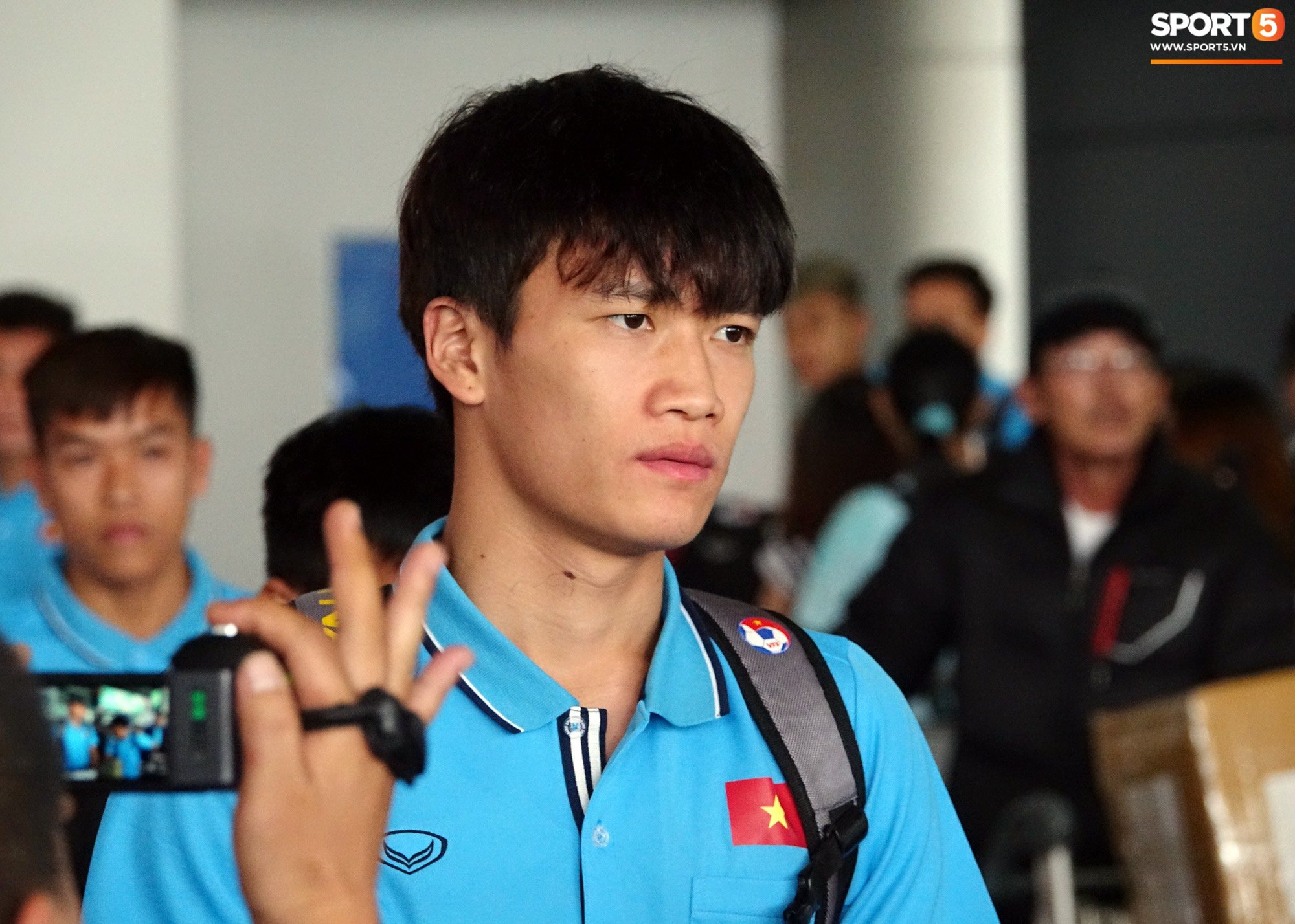 U23 Việt Nam về nước: Hà Đức Chinh làm sân bay náo loạn, Quang Hải mệt vì cười nhiều - Ảnh 10.