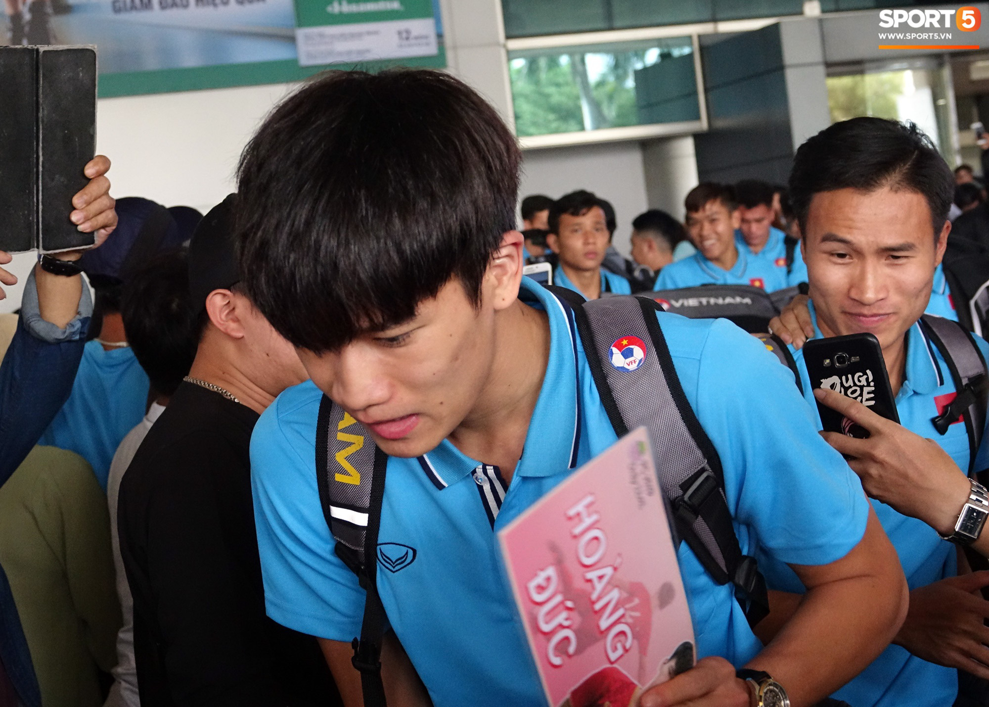U23 Việt Nam về nước: Hà Đức Chinh làm sân bay náo loạn, Quang Hải mệt vì cười nhiều - Ảnh 9.