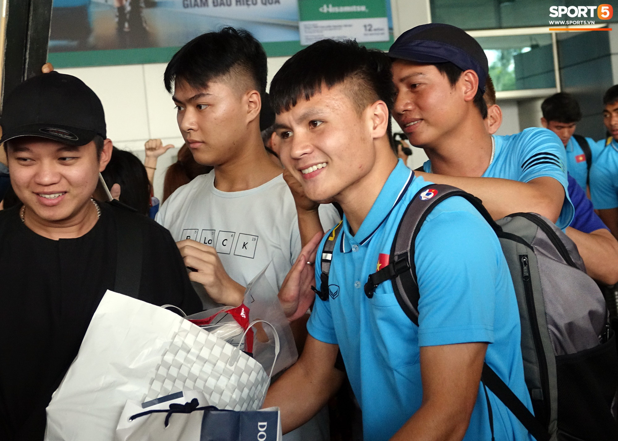 U23 Việt Nam về nước: Hà Đức Chinh làm sân bay náo loạn, Quang Hải mệt vì cười nhiều - Ảnh 5.
