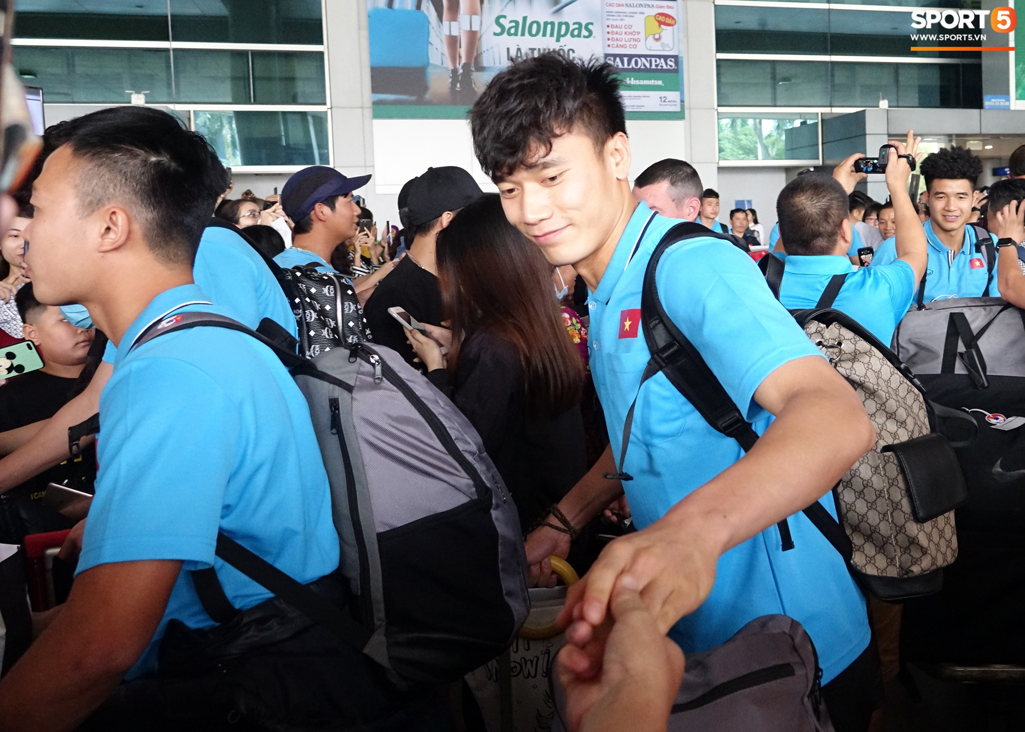 U23 Việt Nam về nước: Hà Đức Chinh làm sân bay náo loạn, Quang Hải mệt vì cười nhiều - Ảnh 8.