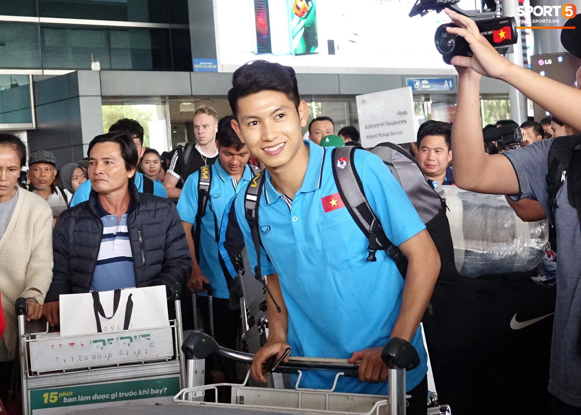 U23 Việt Nam về nước: Hà Đức Chinh làm sân bay náo loạn, Quang Hải mệt vì cười nhiều - Ảnh 13.