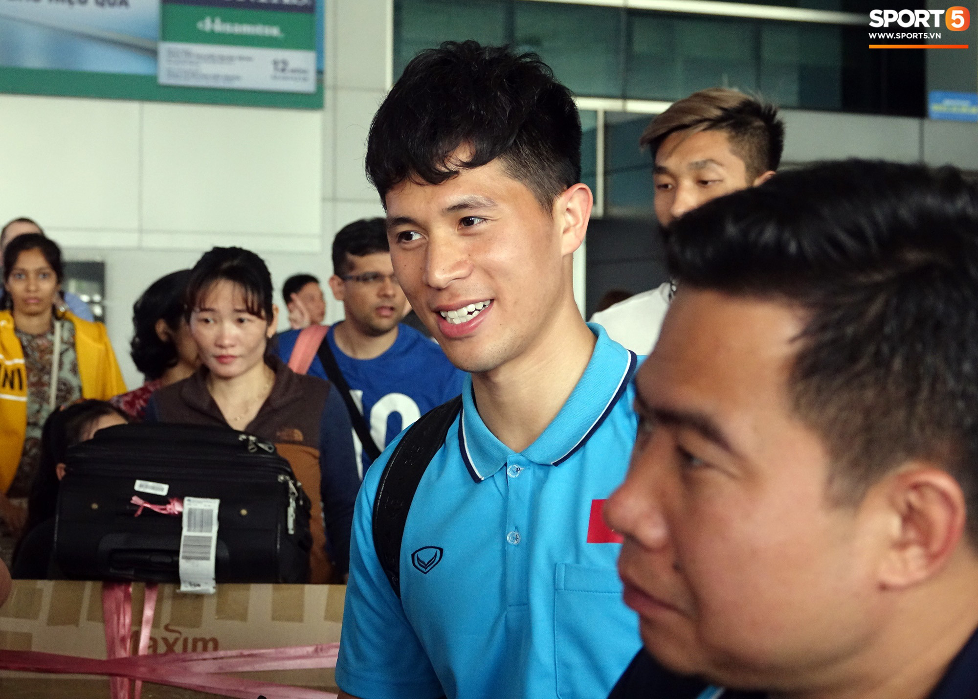 U23 Việt Nam về nước: Hà Đức Chinh làm sân bay náo loạn, Quang Hải mệt vì cười nhiều - Ảnh 11.