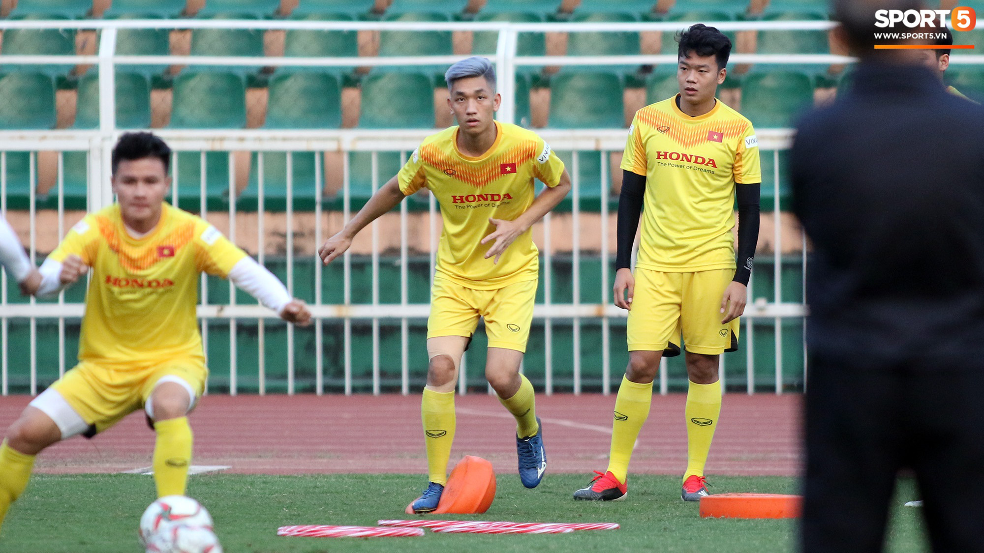 U23 Việt Nam có thêm thánh ngủ gật, Trọng Đại được thầy Park soi kỹ vì quả đầu màu khói - Ảnh 5.