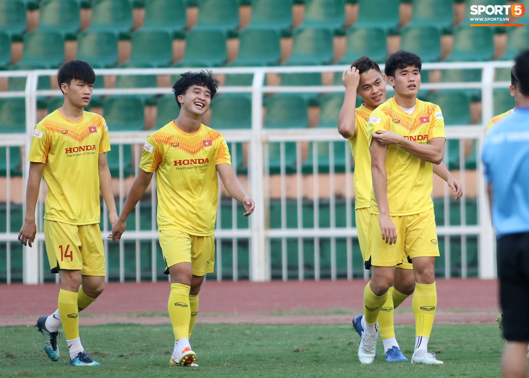 U23 Việt Nam có thêm thánh ngủ gật, Trọng Đại được thầy Park soi kỹ vì quả đầu màu khói - Ảnh 3.