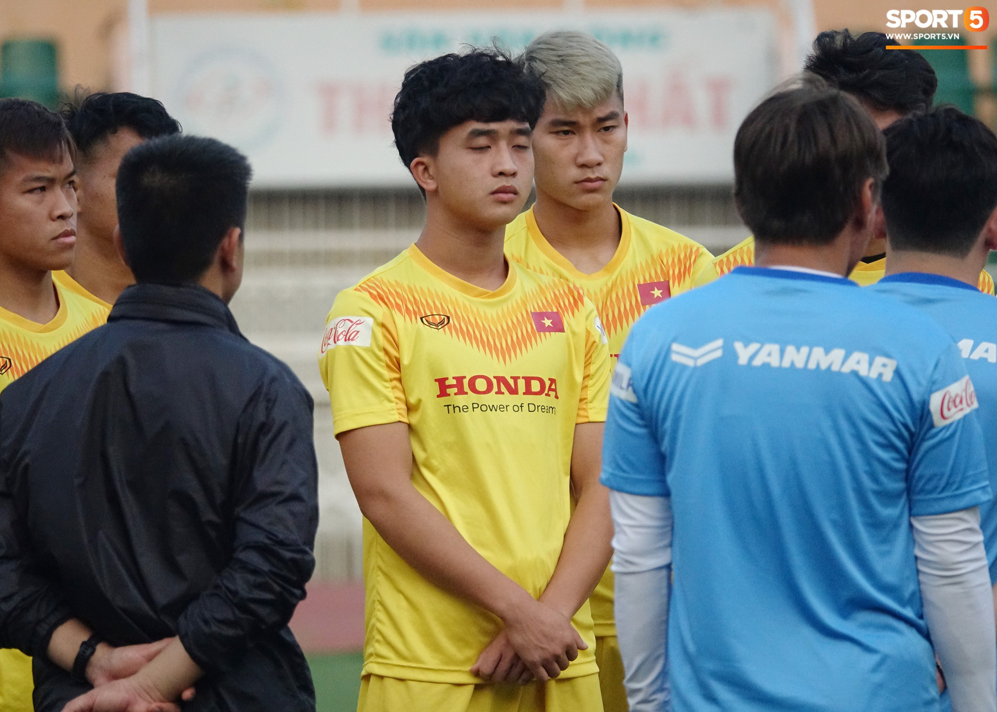 U23 Việt Nam có thêm thánh ngủ gật, Trọng Đại được thầy Park soi kỹ vì quả đầu màu khói - Ảnh 2.