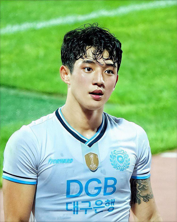 Fan nữ chú ý: Cầu thủ đẹp trai nhất Hàn Quốc sẽ tham dự giải U23 châu Á, nhìn qua hết hồn cứ tưởng là thầy Ngạn trong Mắt biếc - Ảnh 8.