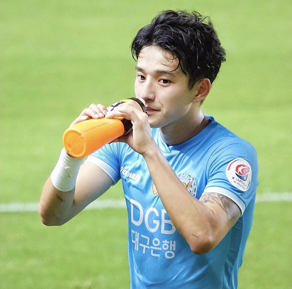 Fan nữ chú ý: Cầu thủ đẹp trai nhất Hàn Quốc sẽ tham dự giải U23 châu Á, nhìn qua hết hồn cứ tưởng là thầy Ngạn trong Mắt biếc - Ảnh 6.
