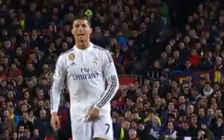 Ronaldo đáp trả khi bị fan Ả-rập hô tên Messi chế giễu: Đá lông nheo hài hước nhưng rồi tự làm mất điểm bằng hành động khiếm nhã sau đó - Ảnh 3.
