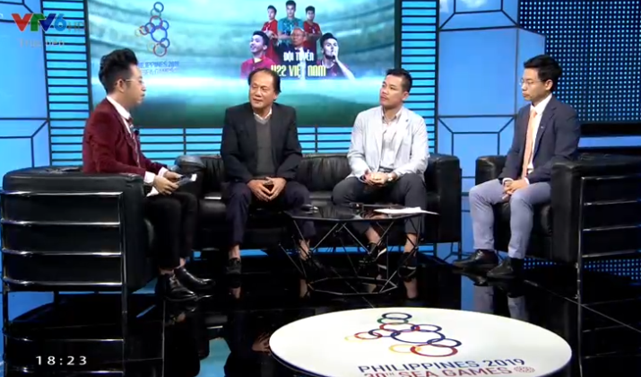 BTV Quốc Khánh cũng ngồi dự bị như Bùi Tiến Dũng trong chương trình bình luận trước trận U22 Việt Nam vs U22 Singapore - Ảnh 2.