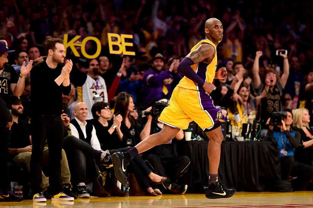 10 khoảnh khắc đắt giá ở giải bóng rổ hấp dẫn nhất thế giới trong thập kỷ vừa qua: Kobe Bryant thăng hoa lần cuối, Stephen Curry bó gối nhìn triều đại Golden State Warriors sụp đổ - Ảnh 5.