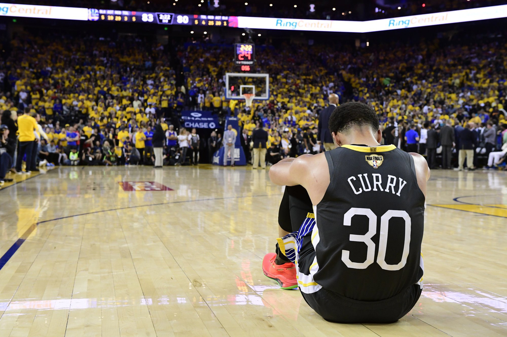 10 khoảnh khắc đắt giá ở giải bóng rổ hấp dẫn nhất thế giới trong thập kỷ vừa qua: Kobe Bryant thăng hoa lần cuối, Stephen Curry bó gối nhìn triều đại Golden State Warriors sụp đổ - Ảnh 10.