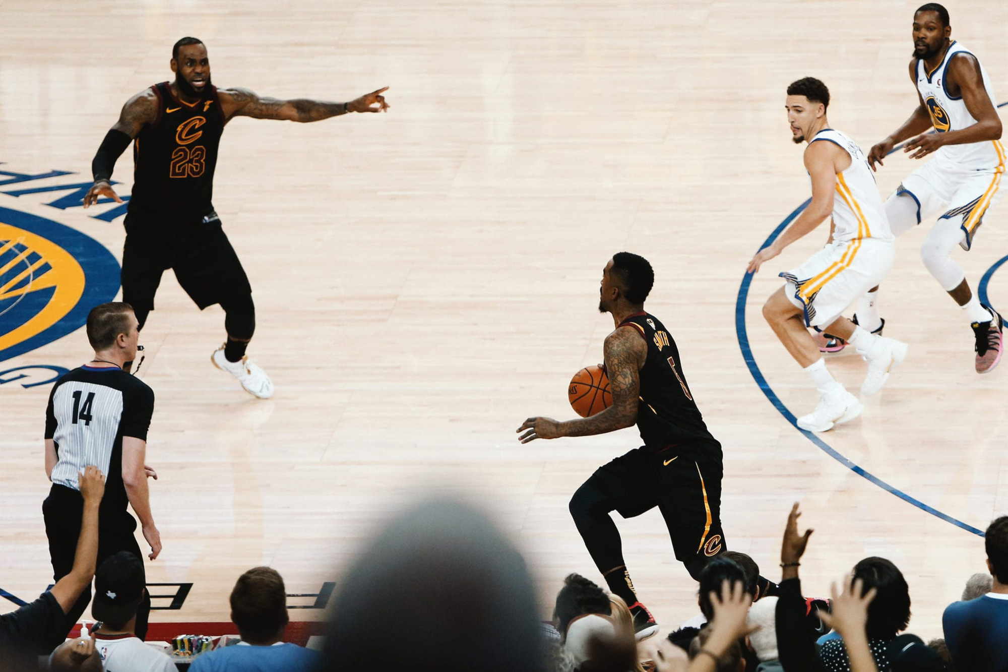 10 khoảnh khắc đắt giá ở giải bóng rổ hấp dẫn nhất thế giới trong thập kỷ vừa qua: Kobe Bryant thăng hoa lần cuối, Stephen Curry bó gối nhìn triều đại Golden State Warriors sụp đổ - Ảnh 8.
