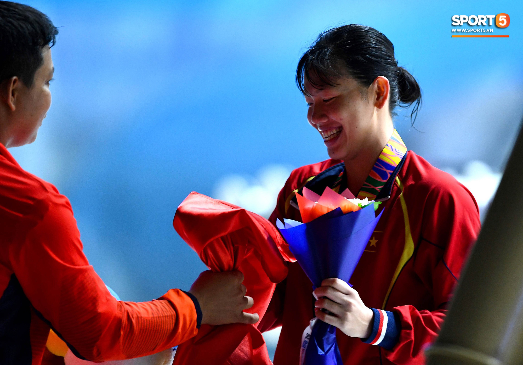 Tiểu tiên cá Ánh Viên tươi cười rạng rỡ, hạnh phúc vô cùng khi giành huy chương Vàng đầu tiên tại SEA Games 30. - Ảnh 9.