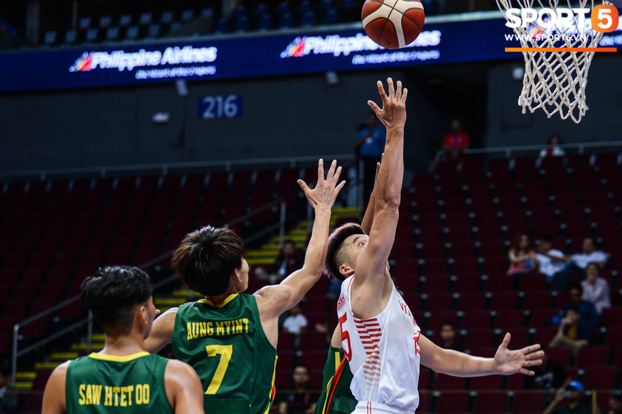 Bóng rổ SEA Games: Lê Hiếu Thành nổi bật với mái tóc hồng cá tính trong ngày đội tuyển bóng rổ Việt Nam huỷ diệt tuyển Myanmar - Ảnh 3.